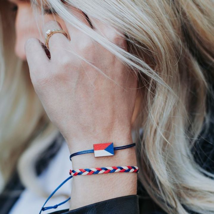 BeWooden Náramek s vlajkou Česká republika